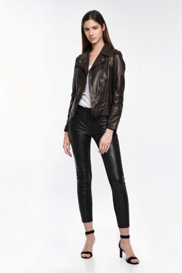 Le modèle LOVELY WODY est un blouson perfecto en cuir d'agneau.