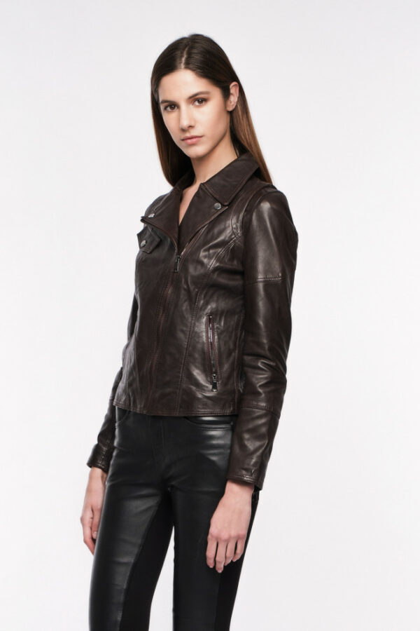 Le modèle LOVELY WODY est un blouson perfecto en cuir d'agneau.