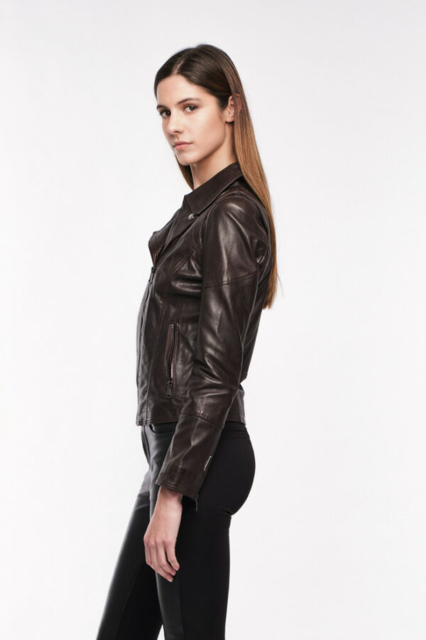 Le modèle LOVELY WODY est un blouson perfecto en cuir d'agneau.
