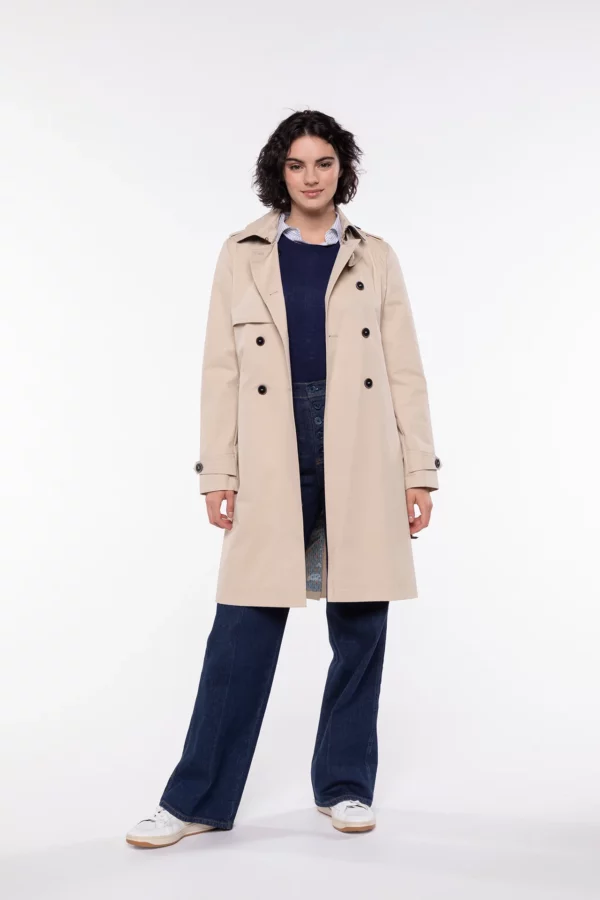 Le trench féminin iconique by Trench&Coat est le manteau à avoir pour être stylée pendant la mi-saison.