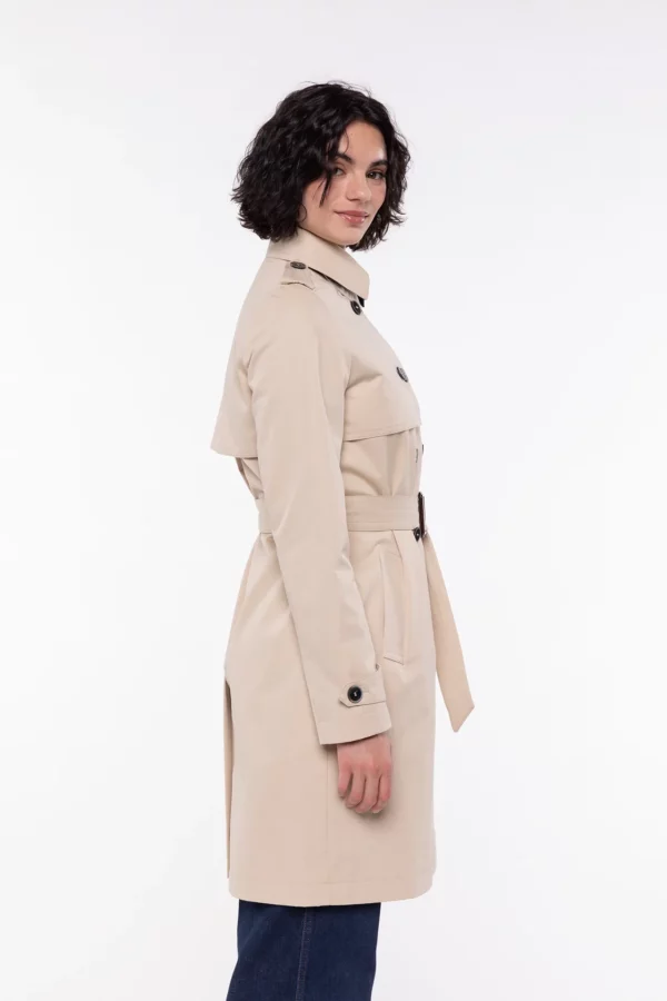 Le trench féminin iconique by Trench&Coat est le manteau à avoir pour être stylée pendant la mi-saison.