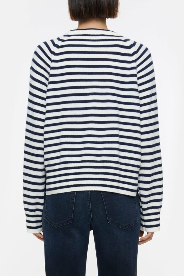 Retrouvez l'élégance d'un pull pour femme Closed disponible à Tarbes chez Ann'C