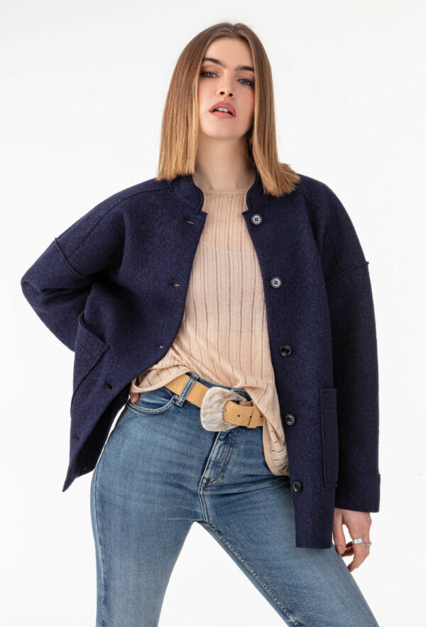 Surchemise marine en laine Réalisée en laine bouillie, elle affiche des emmanchures basses et des bords nets. Intégrer de 2 poches carrées sur le devant, parfait pour y ranger vos indispensables. Les boutons noirs sur le devant sont la touche sportwear chic de la pièce.
