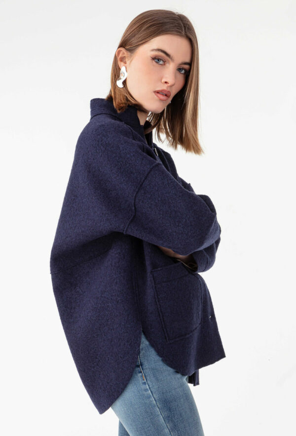 Surchemise marine en laine Réalisée en laine bouillie, elle affiche des emmanchures basses et des bords nets. Intégrer de 2 poches carrées sur le devant, parfait pour y ranger vos indispensables. Les boutons noirs sur le devant sont la touche sportwear chic de la pièce.