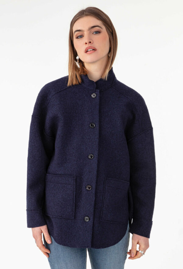Surchemise marine en laine Réalisée en laine bouillie, elle affiche des emmanchures basses et des bords nets. Intégrer de 2 poches carrées sur le devant, parfait pour y ranger vos indispensables. Les boutons noirs sur le devant sont la touche sportwear chic de la pièce.