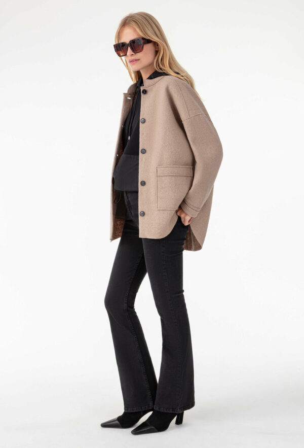 Surchemise MERYLE beige en laine Réalisée en laine bouillie , elle affiche des emmanchures basses et des bords nets. Intégrer de 2 poches carrées sur le devant, parfait pour y ranger vos indispensables. Les boutons noirs sur le devant sont la touche sportwear chic de la pièce.