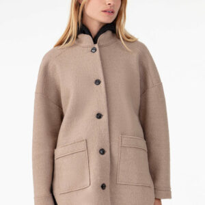 Surchemise MERYLE beige en laine Réalisée en laine bouillie , elle affiche des emmanchures basses et des bords nets. Intégrer de 2 poches carrées sur le devant, parfait pour y ranger vos indispensables. Les boutons noirs sur le devant sont la touche sportwear chic de la pièce.