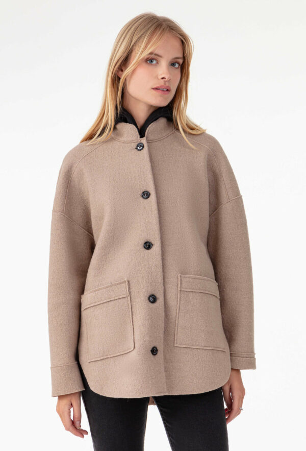 Surchemise MERYLE beige en laine Réalisée en laine bouillie , elle affiche des emmanchures basses et des bords nets. Intégrer de 2 poches carrées sur le devant, parfait pour y ranger vos indispensables. Les boutons noirs sur le devant sont la touche sportwear chic de la pièce.