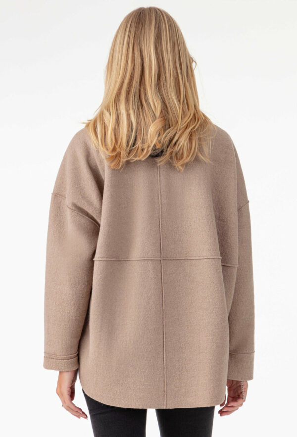 Surchemise MERYLE beige en laine Réalisée en laine bouillie , elle affiche des emmanchures basses et des bords nets. Intégrer de 2 poches carrées sur le devant, parfait pour y ranger vos indispensables. Les boutons noirs sur le devant sont la touche sportwear chic de la pièce.