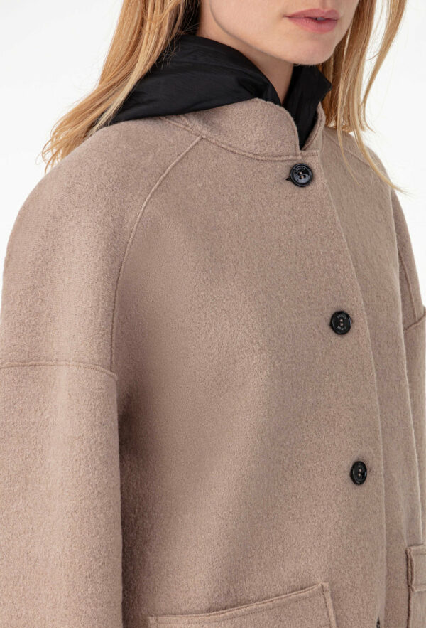 Surchemise MERYLE beige en laine Réalisée en laine bouillie , elle affiche des emmanchures basses et des bords nets. Intégrer de 2 poches carrées sur le devant, parfait pour y ranger vos indispensables. Les boutons noirs sur le devant sont la touche sportwear chic de la pièce.