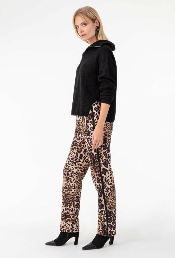 Pantalon jogpant CORVIN léopard Le jogpant CORVIN séduit par sa coupe décontractée, son tissu technique et son imprimé léopard audacieux.