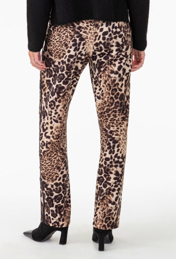 Pantalon jogpant CORVIN léopard Le jogpant CORVIN séduit par sa coupe décontractée, son tissu technique et son imprimé léopard audacieux.
