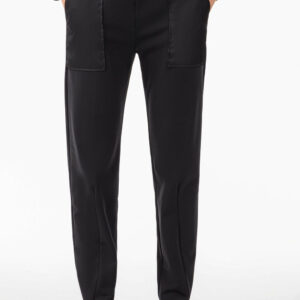 - Joggpant en jersey technique gratté et nylon crinkle, alliant confort et style - Poche carpentier fonctionnelle pour un look utilitaire tendance - Fourreau ceinture pour une finition soignée - Poche plaquée dos en nylon crinkle pour un contraste de matière - Taille ajustable par cordon élastiqué à effet laineux et stopper en métal argenté