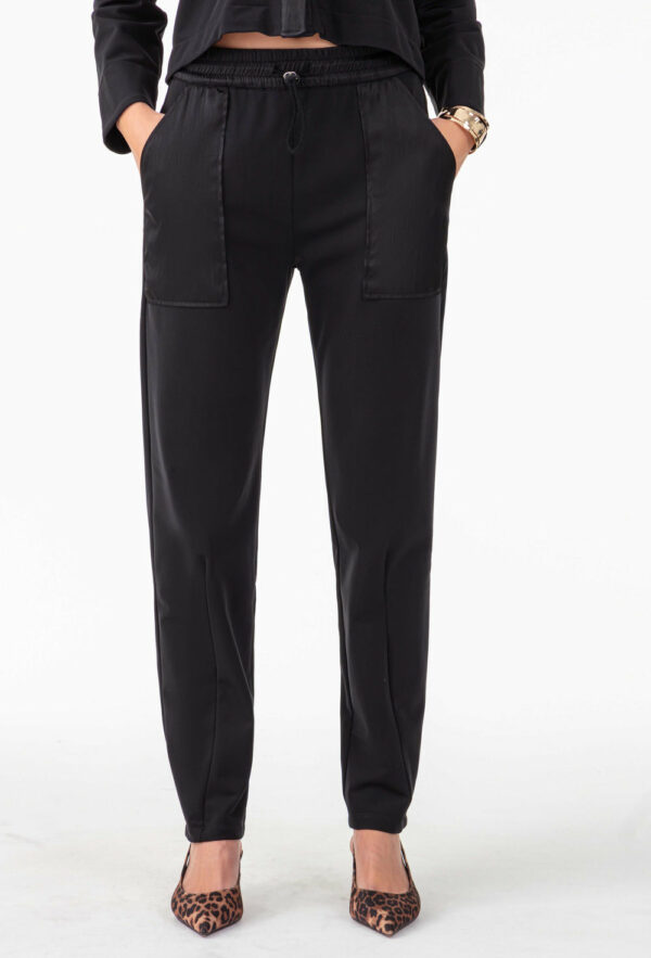 - Joggpant en jersey technique gratté et nylon crinkle, alliant confort et style - Poche carpentier fonctionnelle pour un look utilitaire tendance - Fourreau ceinture pour une finition soignée - Poche plaquée dos en nylon crinkle pour un contraste de matière - Taille ajustable par cordon élastiqué à effet laineux et stopper en métal argenté