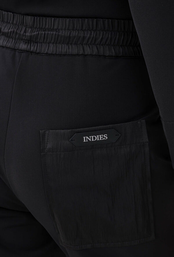 - Joggpant en jersey technique gratté et nylon crinkle, alliant confort et style - Poche carpentier fonctionnelle pour un look utilitaire tendance - Fourreau ceinture pour une finition soignée - Poche plaquée dos en nylon crinkle pour un contraste de matière - Taille ajustable par cordon élastiqué à effet laineux et stopper en métal argenté
