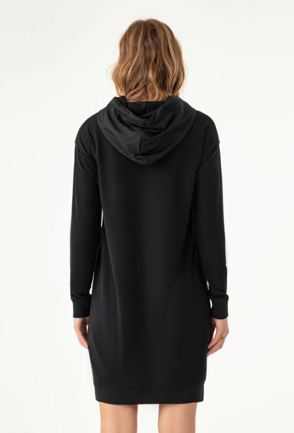 Robe sweat à capuche noir SKYE La robe sweat SKYE en mix jersey technique et nylon crinkle, c’est l’alliance parfaite du confort et du style urbain.