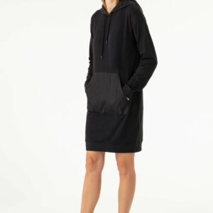 Robe sweat à capuche noir SKYE La robe sweat SKYE en mix jersey technique et nylon crinkle, c’est l’alliance parfaite du confort et du style urbain.
