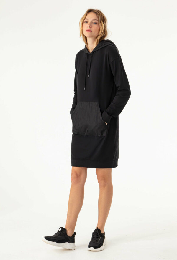 Robe sweat à capuche noir SKYE La robe sweat SKYE en mix jersey technique et nylon crinkle, c’est l’alliance parfaite du confort et du style urbain.