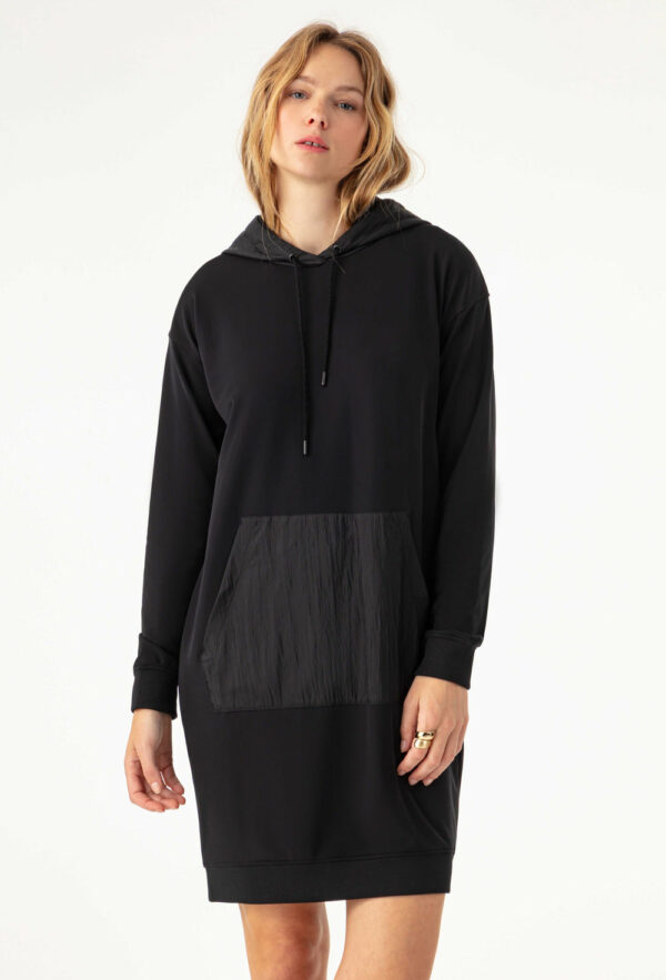 Robe sweat à capuche noir SKYE La robe sweat SKYE en mix jersey technique et nylon crinkle, c’est l’alliance parfaite du confort et du style urbain.